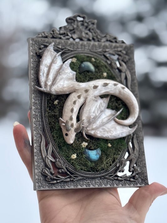 A Silver Winged Wyrmling Frame M