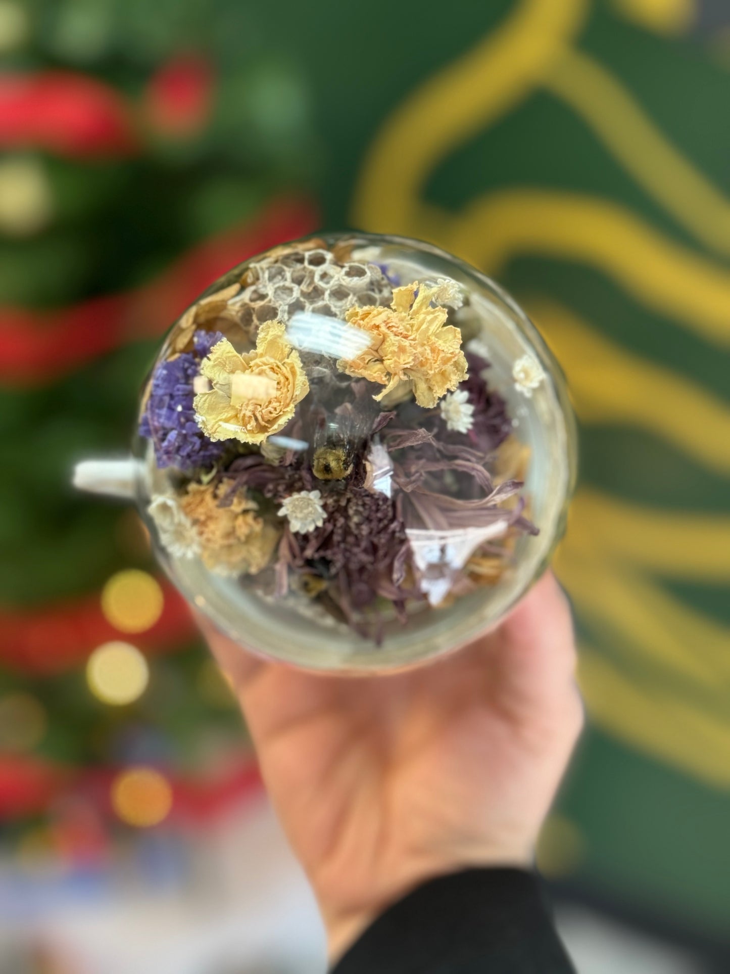 Bumble bee Lovers in vintage teacup