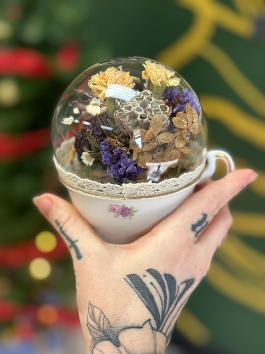 Bumble bee Lovers in vintage teacup