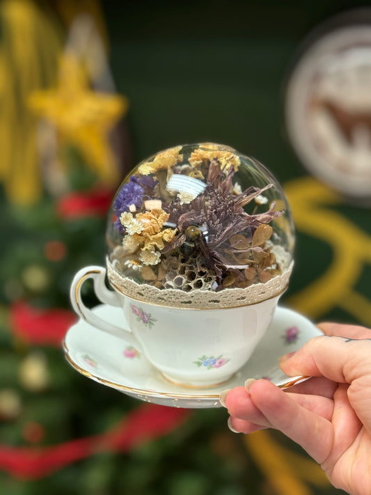 Bumble bee Lovers in vintage teacup